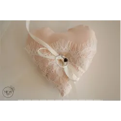 Perina / suport de verighete in forma de inimioara